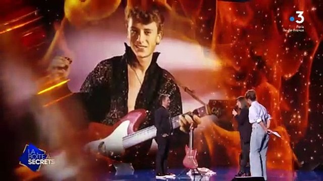 David Hallyday, ému, reçoit un cadeau de la petite-fille de la gouvernante de ses parents, lors de l'émission La Boîte à secrets sur France 3 ce 25 janvier 2025