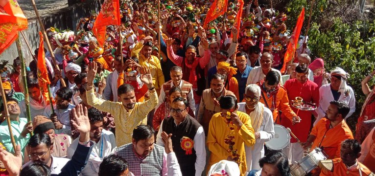 VIDEO: कलश यात्रा में उमड़ा श्रद्धा का सैलाब, भागवत सप्ताह ज्ञान यज्ञ शुरू