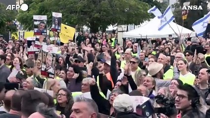 'Non siete soli', folla in piazza degli ostaggi a Tel Aviv