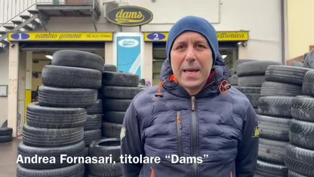 Piacenza, il gommista sommerso dagli pneumatici usati: l'officina con centinaia di gomme
