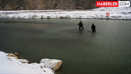 Buzlu Suda Balık Avı: Zorlu Kış Koşullarında Mahalleli Mücadele Ediyor