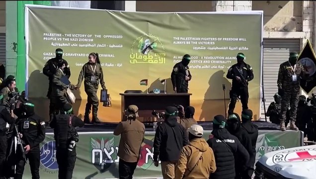 حماس تسلم الرهائن الإسرائيليات الأربع إلى الصليب الأحمر في قطاع غزة