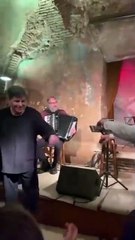 Το ζεϊμπέκικο Λαζόπουλου-Μπέζου που έγραψε ιστορία! - «Η γενιά μου ακόμα χορεύει!»