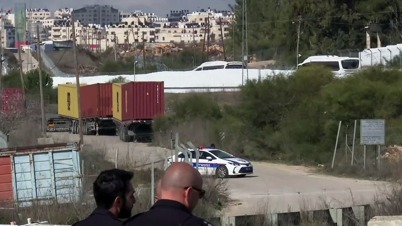حافلات تقل المعتقلين الفلسطينيين المفرج عنهم تغادر سجن عوفر