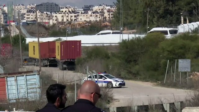 حافلات تقل المعتقلين الفلسطينيين المفرج عنهم تغادر سجن عوفر