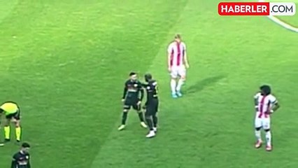 Süper Lig'de inanılmaz an: Yıldız futbolcu takım arkadaşını yumrukladı