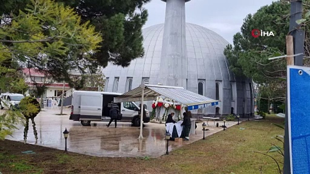 Otel yangınında hayatını kaybeden ünlü Stilist Feray Kanpolat ve kızı Oya Kanpolat son yolculuğuna uğurlandı
