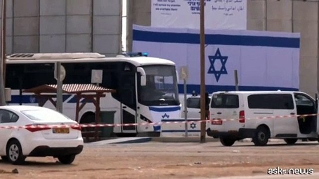 Gli autobus con detenuti palestinesi lasciano la prigione di Ktziot