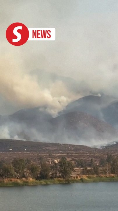 California skies clouded with smoke from Border 2 fire