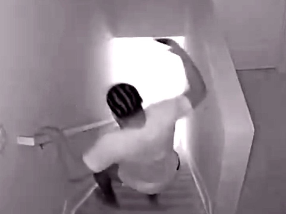 Sportstar fällt beim Handy-Daddeln die Treppe runter