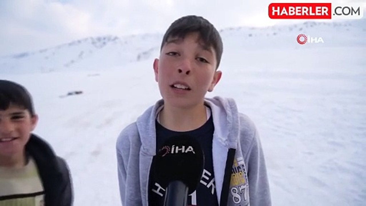 Muş'ta Çocuklar Karla Eğleniyor