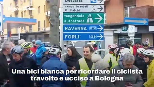 Una bici bianca per ricordare il ciclista travolto e ucciso a Bologna: il video