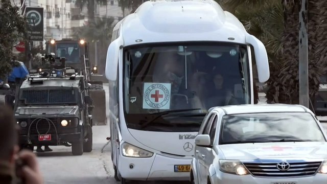 حافلات تقل معتقلين فلسطينيين مفرج عنهم تصل إلى بيتونيا في الضفة الغربية المحتلة