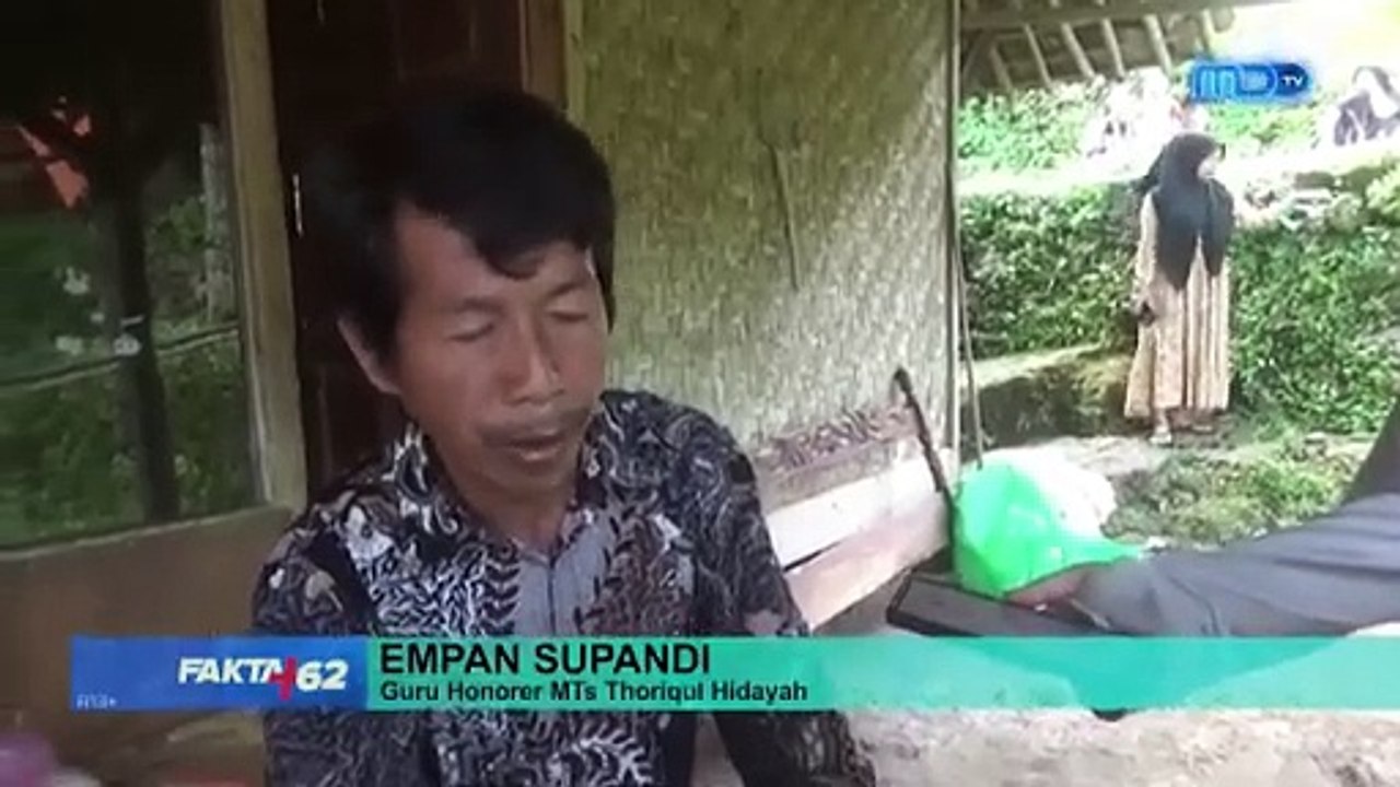 Guru Honorer Jalan Kaki 11 Kilometer Setiap Hari Demi Muridnya - Fakta+62