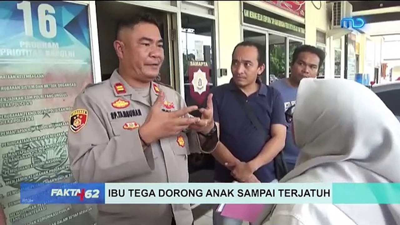 Seorang Ibu Tega Dorong Anak Kandungnya Hingga Terjatuh -Fakta+62