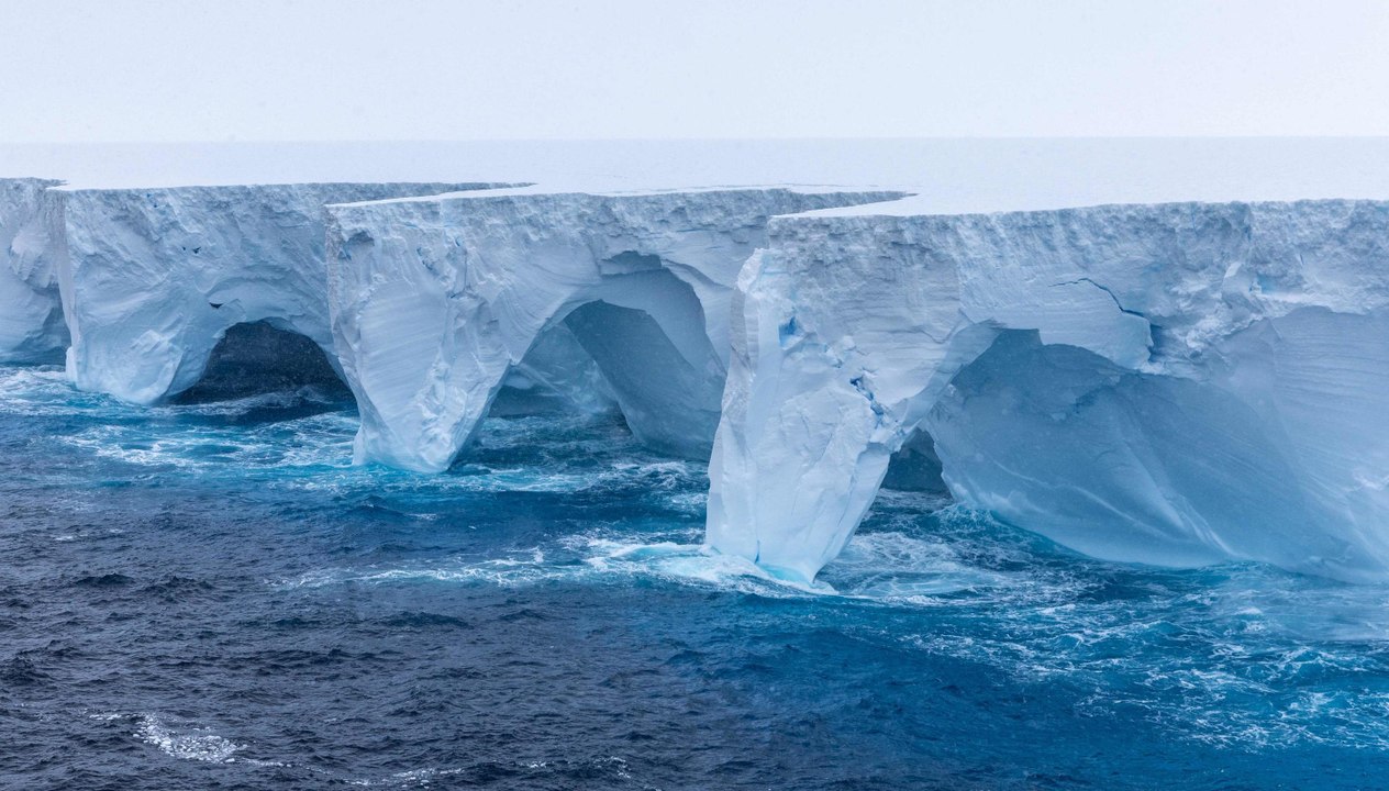 Alerte à l'iceberg géant à la dérive : un  risque de collision avec une île britannique