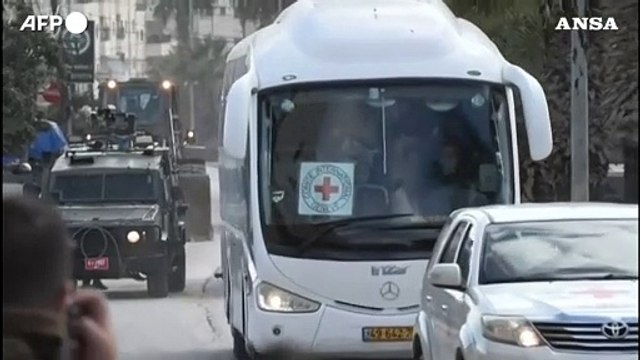 Palestinesi liberati arrivano in Cisgiordania su bus della Croce Rossa