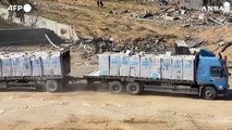 Gaza, gli abitanti di Rafah rincorrono i camion degli aiuti umanitari