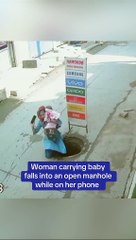 VIDEO: ¡Estaba distraída! Una mujer y su bebé caen en una alcantarilla descubierta