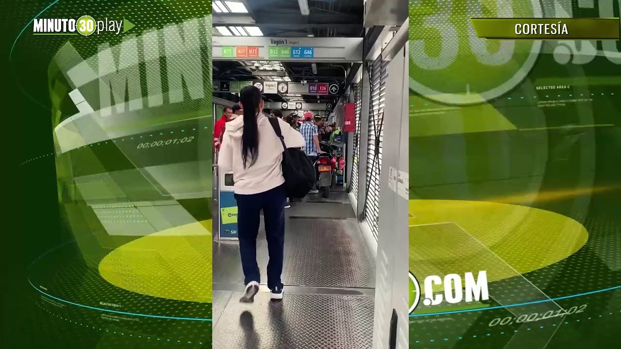 ¡Conchudo! Intentó subir una moto al TransMilenio y terminó con una multa