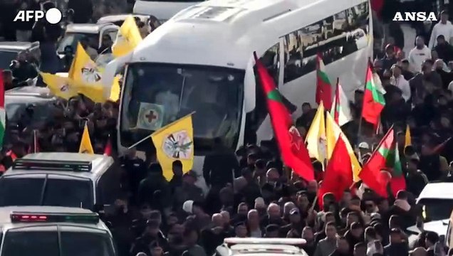 La folla esulta a Ramallah all'arrivo dei 200 palestinesi liberati