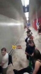 Homem se despede da esposa no meio de enxurrada no Metrô de São Paulo