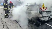 Auto in sosta prende fuoco a Fabro (Terni), l'intervento dei vigili del fuoco