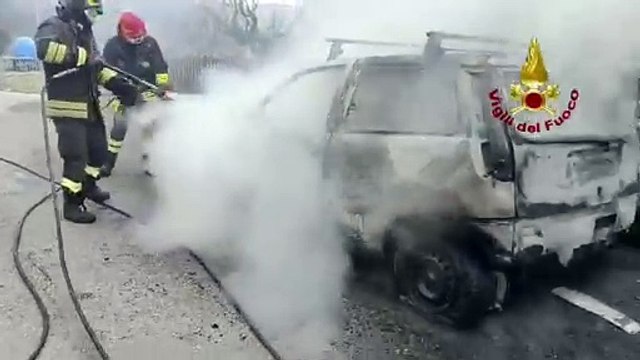 Auto in sosta prende fuoco a Fabro (Terni), l'intervento dei vigili del fuoco