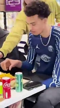 Victor Wembanyama est allé manger dans un kebbab de Nanterre avec ses coéquipiers