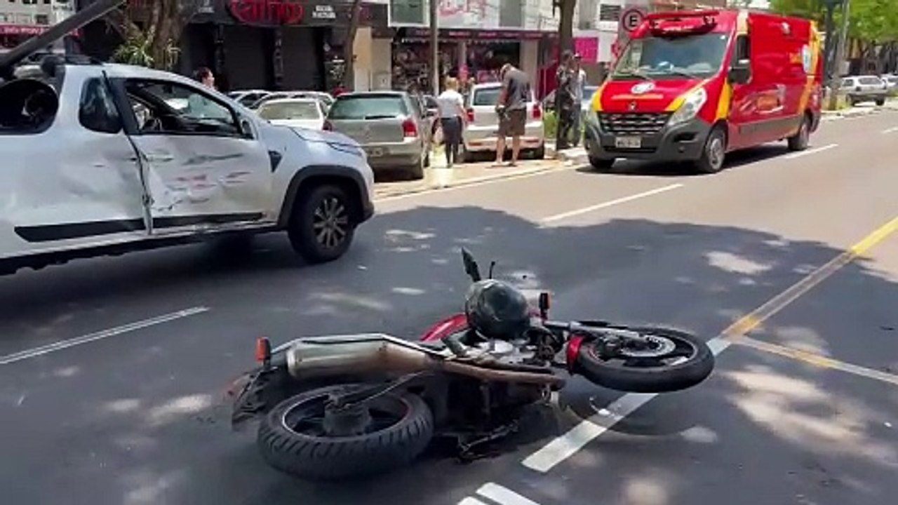 Umuarama: Motociclista fica desacordado após colidir na lateral de picape na avenida Paraná
