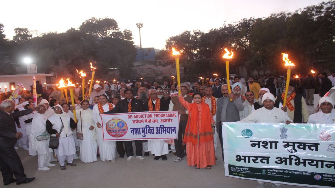 नशा मुक्ति-नारी जागरण का दिया संदेश, मशाल जुलूस निकाला