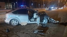 Refüje çıkıp ağaca çarpan otomobilde 4 kişi yaralandı