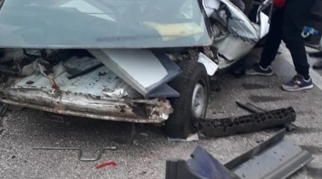 Fabrikanın bahçesine devrilen otomobildeki sürücü öldü