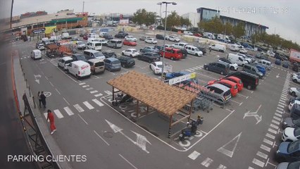Hombre roba un patinete en un centro comercial de Zaragoza 🚶‍♂️