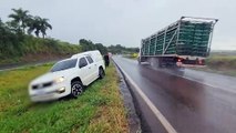 Amarok e Sentra colidem na BR-163, em Cascavel após aquaplanagem