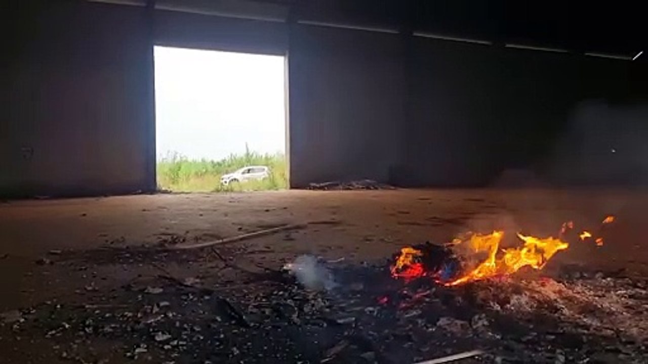 Queima de entulhos mobiliza Corpo de Bombeiros em barracão