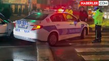 Polisten Kaçan Sürücü, Polis Araçına Çarparak Durdu