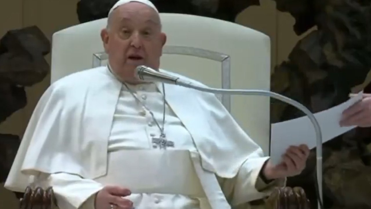 Il Papa si rifiuta di leggere il discorso troppo lungo: «Nove pagine? Con lo stomaco che brontola sarebbe una tortura»