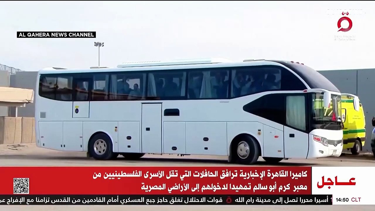 70 أسيرًا فلسطينيًا يصلون إلى مصر بعد الإفراج عنهم ضمن صفقة التبادل قبل التوجه إلى دول أخرى