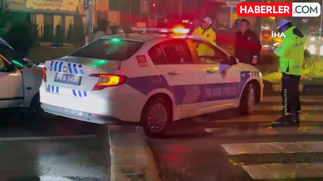 Polisten Kaçan Sürücü, Polis Araçına Çarparak Durdu