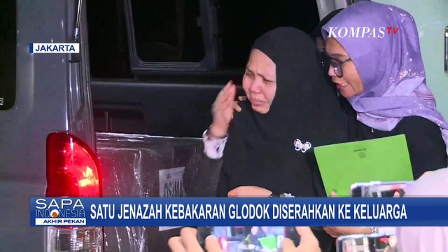 Petugas RS Polri Serahkan Jenazah Pramugari Korban Kebakaran Glodok, Begini Kata Rekan Korban