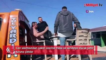 Çekici üzerine masa ve sandalye atarak şehir turuna çıktılar
