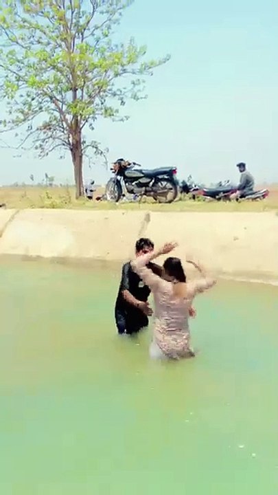 KIS KIS NE NAHANA HAI MERI SATH