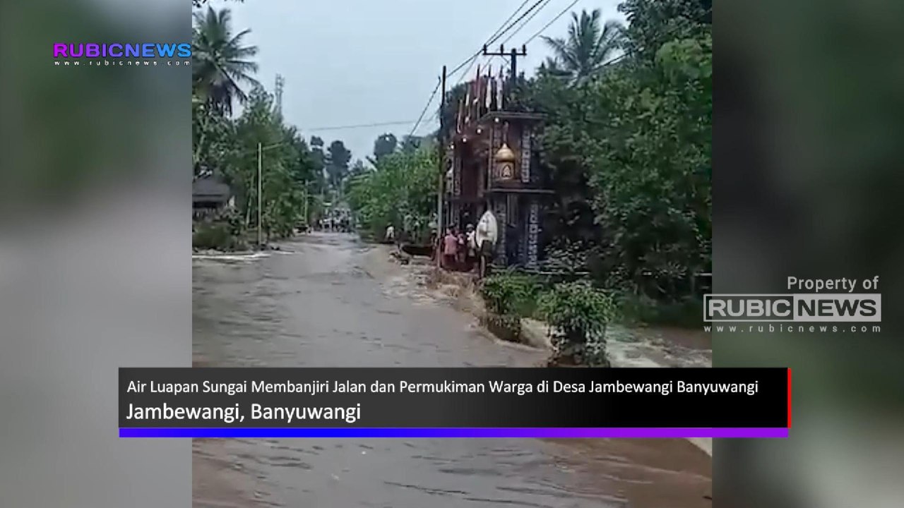 Air Luapan Sungai Membanjiri Jalan dan Permukiman Warga di Desa Jambewangi Banyuwangi