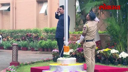 मुख्यमंत्र्यांच्या वर्षा निवासस्थानावरचं ध्वजारोहण