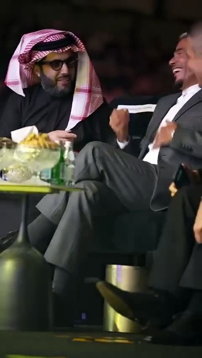 تركي ال الشيخ وعمرو دياب يتمازحان في حفل هانز زيمر