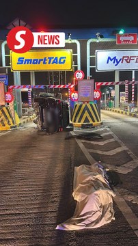 Man killed after crashing car into toll divider in JB