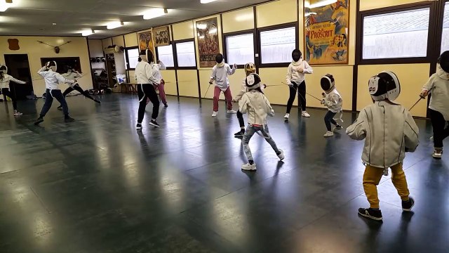Entrainement de débutants à la salle d'escrime du Cercle de l'épée de Châteauroux métropole