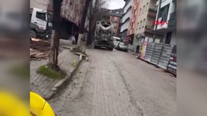 Mikserden yola beton döktü