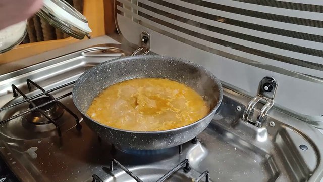 Almejas a la marinera, receta en la autocaravana
